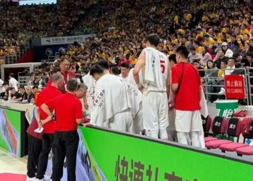 中国男篮为什么和亚洲杯判若两队？昨晚的男篮阵容可以说和亚洲杯的阵容相差不大，于嘉