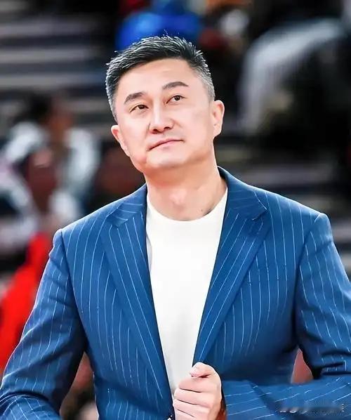 有人说杜锋当年是因为四次赢日本才下课的，我一开始以为是网友输急了编的气话，特意去