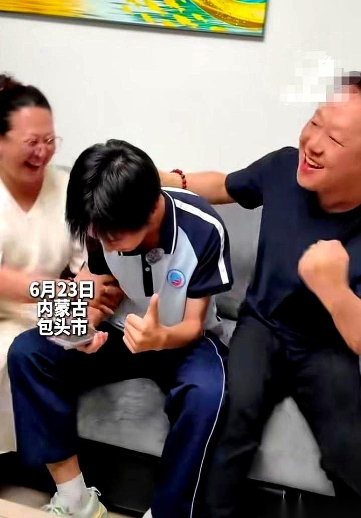 “610分！我考了610！”张哲语猛地从电脑前弹起来，椅子在木地板上“刺啦”一