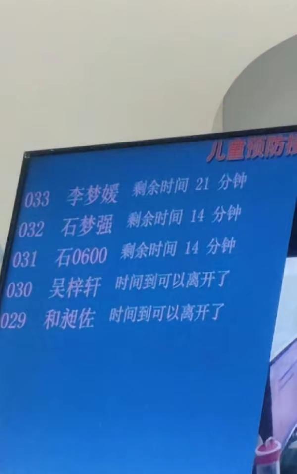 这爹妈也太敷衍了第三个是个什么鬼啊[笑着哭]
