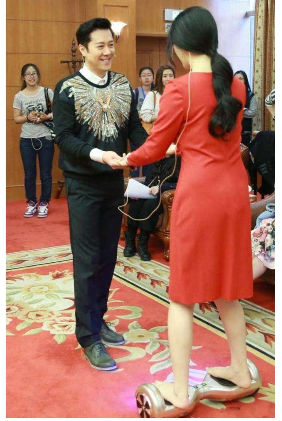 冰冰，这大脚看起来得有40码。