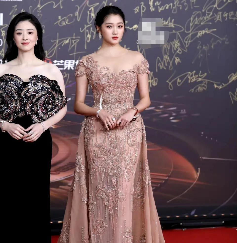 就问关晓彤有多高，居然比新疆大妞儿的蒋欣还要高不少！众所周知，每每提起蒋欣，