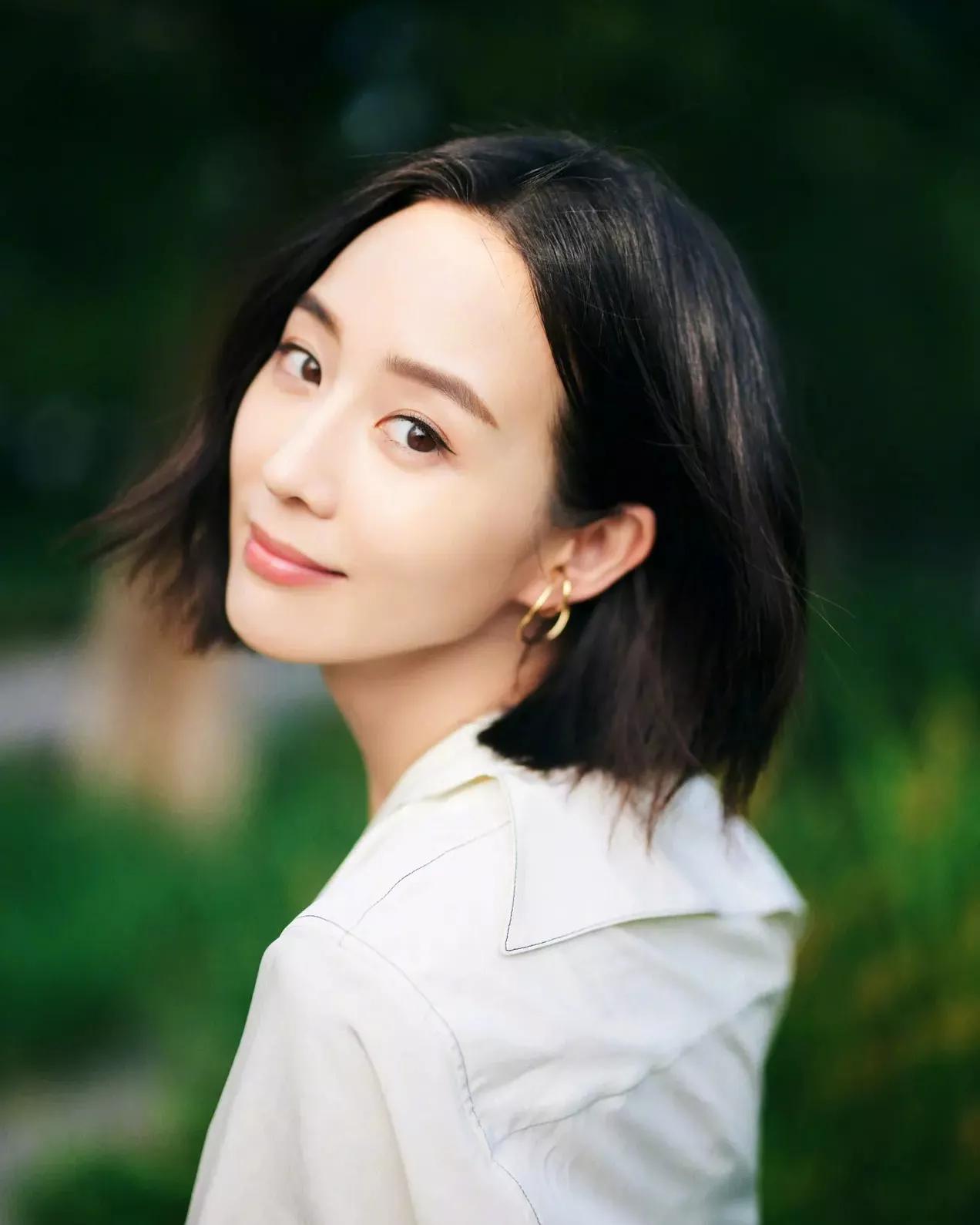 张钧甯算得上气质女神吗?张钧甯当然是气质女神了，但她不是缥缈仙气那一挂。是自律