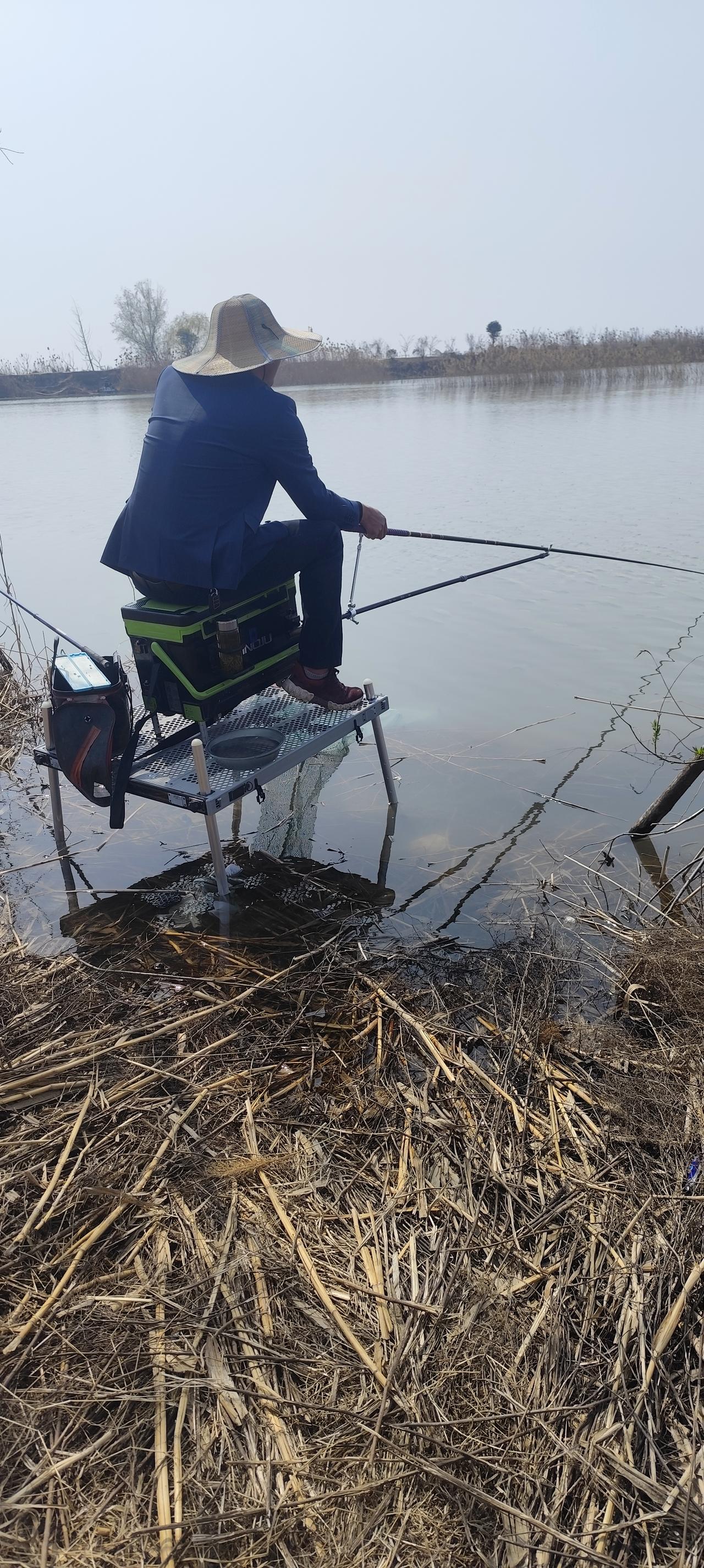 终于把这锅鱼头煲拿下了！看着砂锅里咕嘟咕嘟冒着热气，鱼头软糯入味，汤汁浓稠挂着光