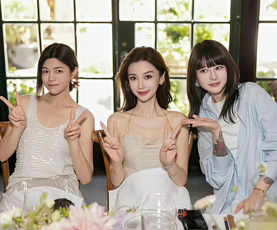 baby还是太权威了，而且好会讨好镜头按理说陈妍希也是大美女，可是站在baby身
