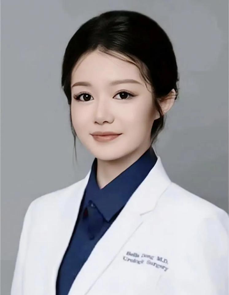 董袭莹在2021年参加工作，一个细节就能知道她的背景实力有多大。她当年作为实习医