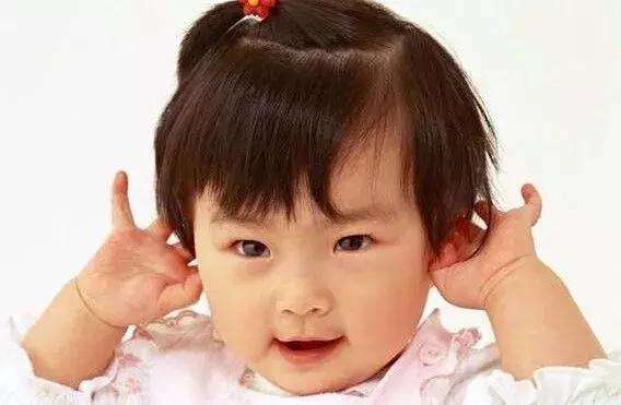 北京一岁婴儿总打自己, 宝妈担心孩子大脑, 医生称这种情况要警惕