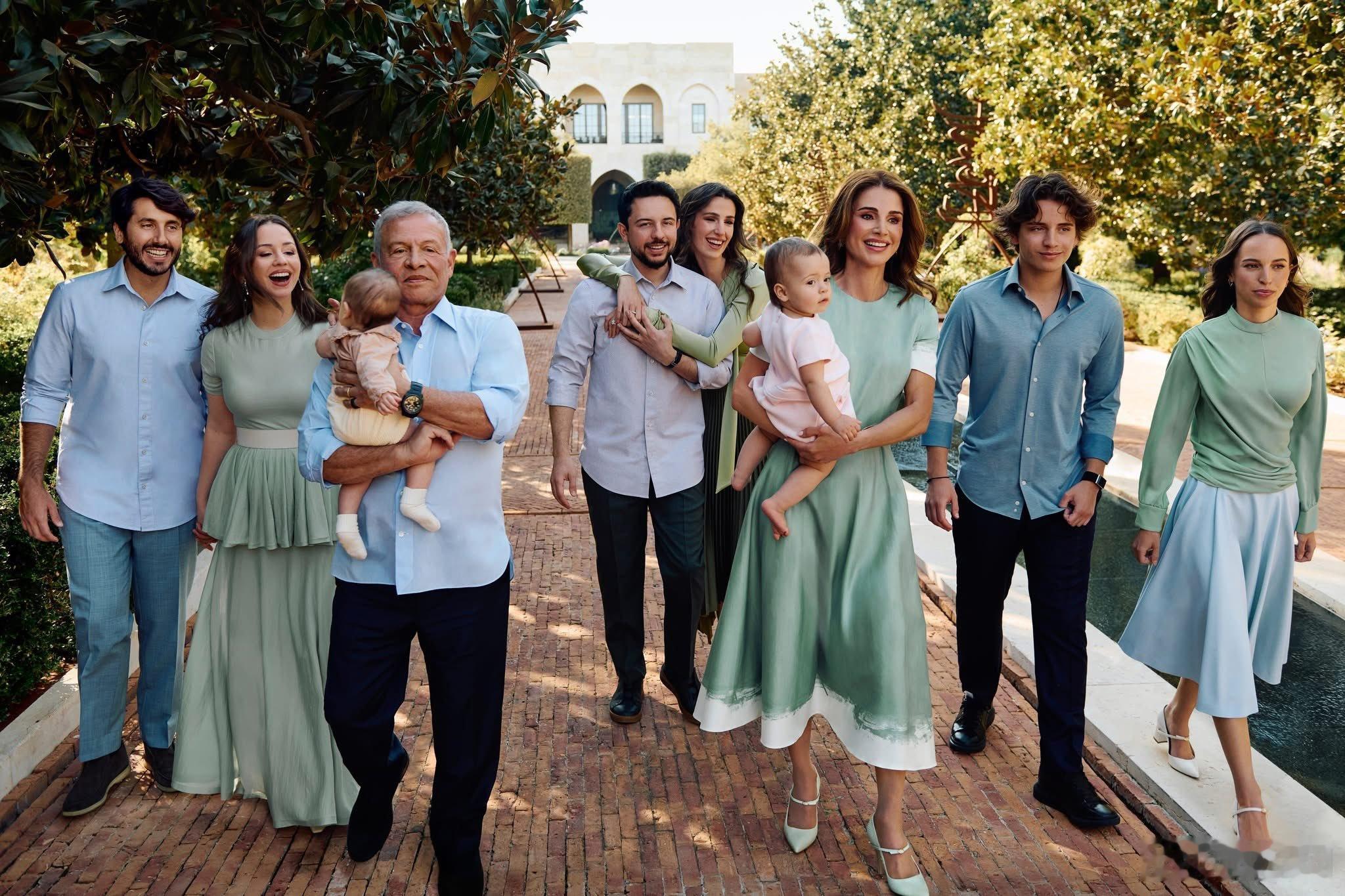 约旦王室🇯🇴12月13日，约旦王室公布新的家庭照，拉尼亚王后抱着孙女伊曼公