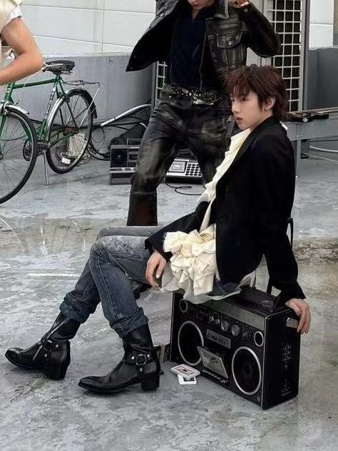 0000高铁火车站。因为是假期，站台上的人格外的多。就在那中间，身形清隽的少年却