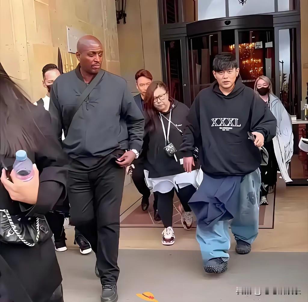 周杰伦穿衣服有自己想法！周杰伦的歌大家只能听调调，他吐字是听不清的，