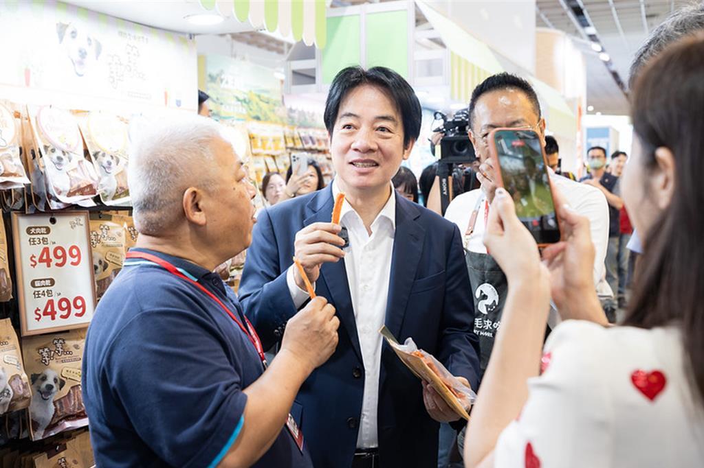 赖清德吃狗粮吓傻众人，郭正亮酸：选情急了赖清德今日出席“台北宠物用品展”开幕典