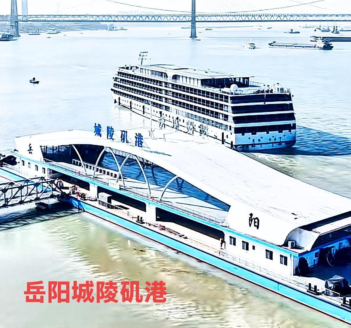 岳阳城陵矶港看这河道的宽度，看起来明显就非常的大气。城陵矶港水运十分的发达，地理