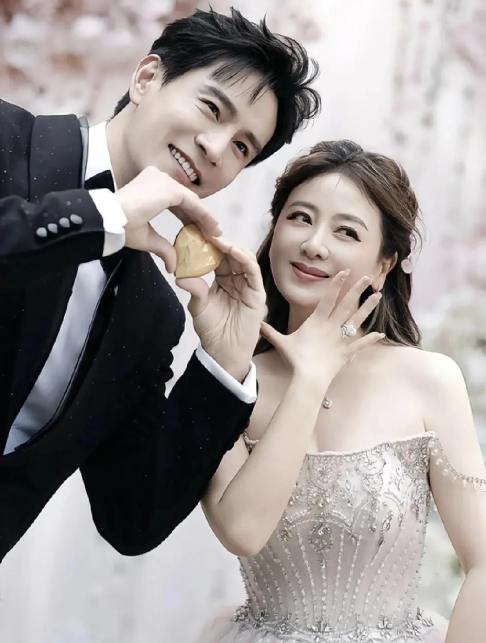 这下好了，全网都知道经超是上海好男人了。小李琳和他结婚时，举手起来，好大的戒指