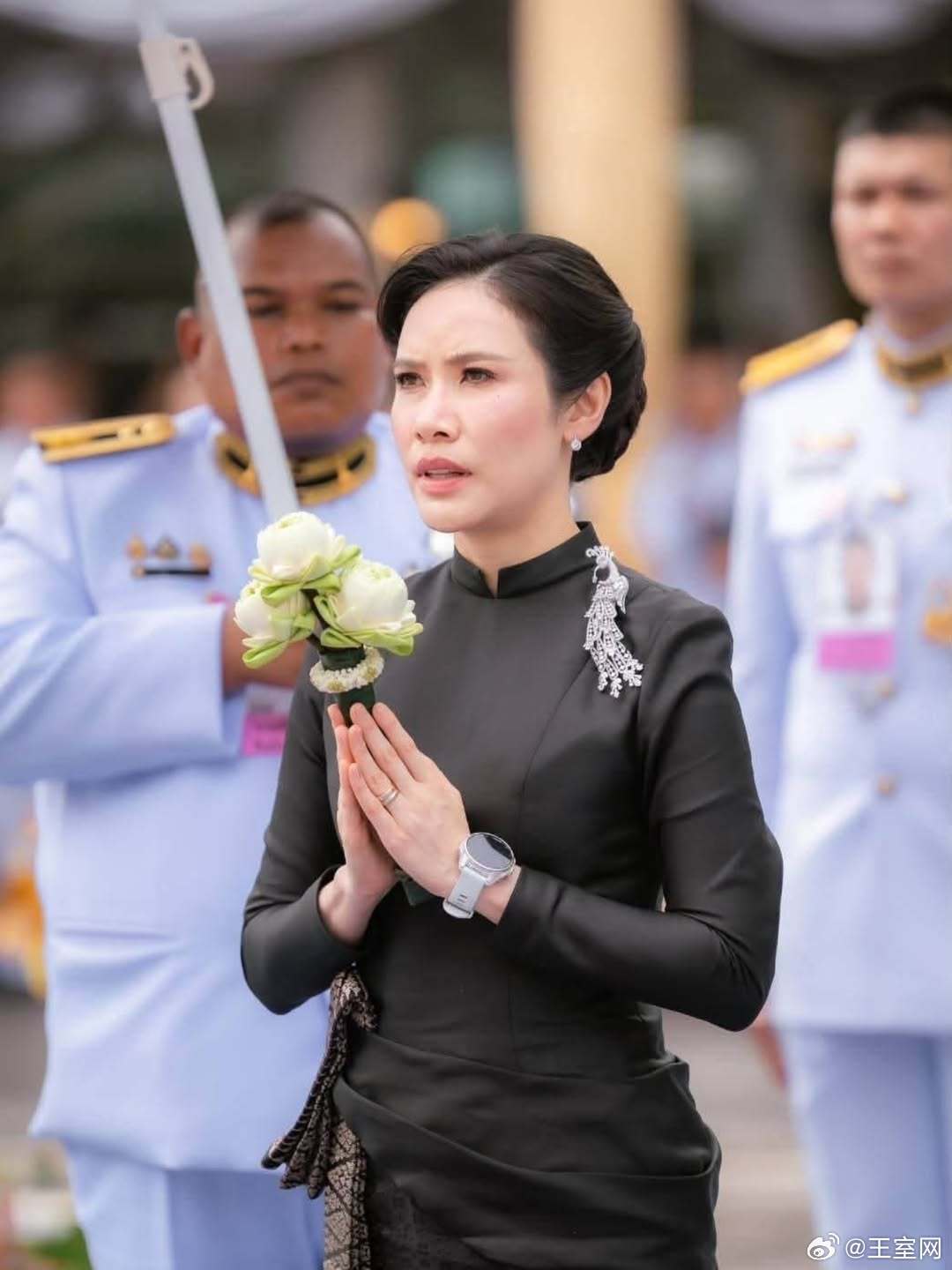 泰国王室🇹🇭8月6日，国王陛下御颁圣谕，敕命诗妮娜贵妃作为王室御代表，前往