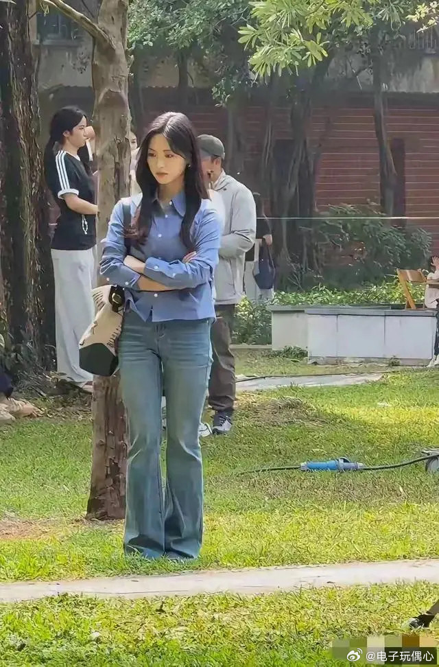 偶遇明星拍戏，个子不高的情况下胸大真的太吃亏了！