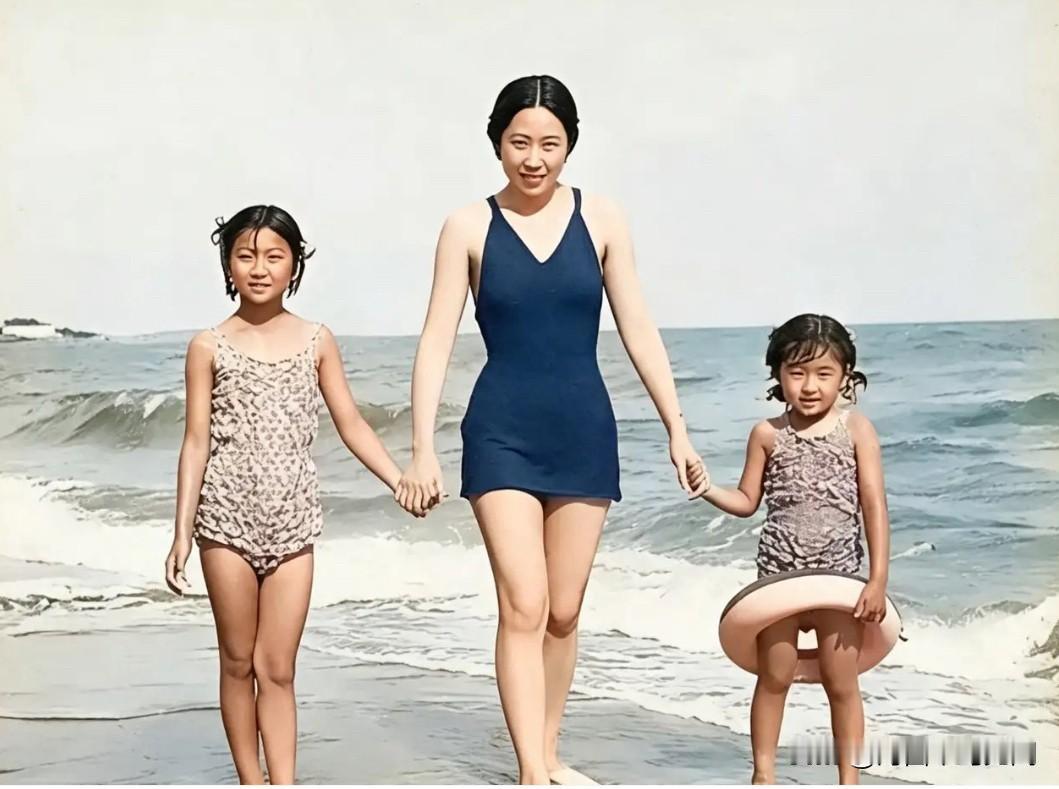 1960年夏天，河北北戴河海滨浴场，碧海金沙，微风拂面。39岁的王光美身着深色泳