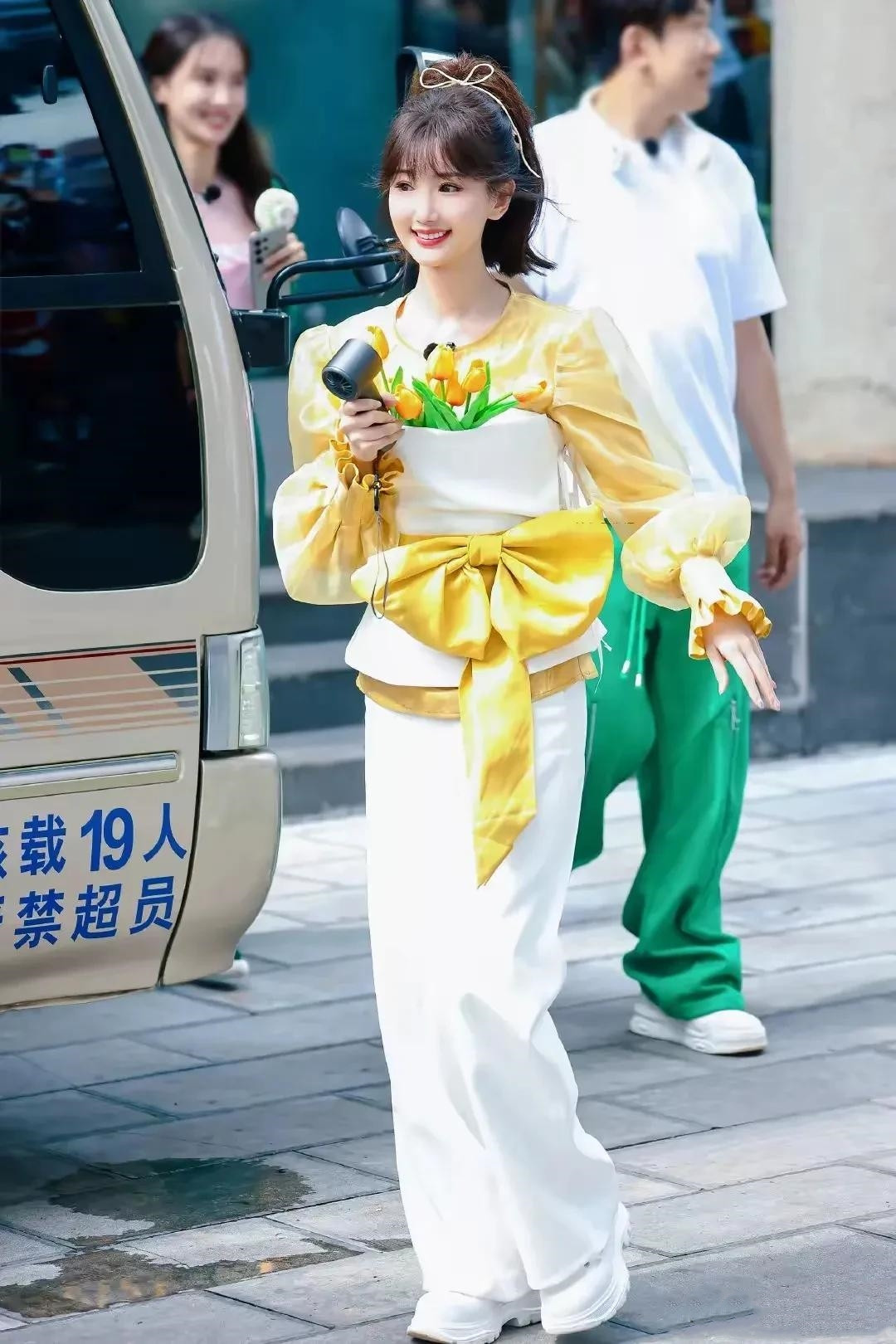 天啦，毛晓彤这是个啥啊[捂眼睛]幸亏有毛晓彤这张可爱又明媚的娃娃脸撑着！这要换