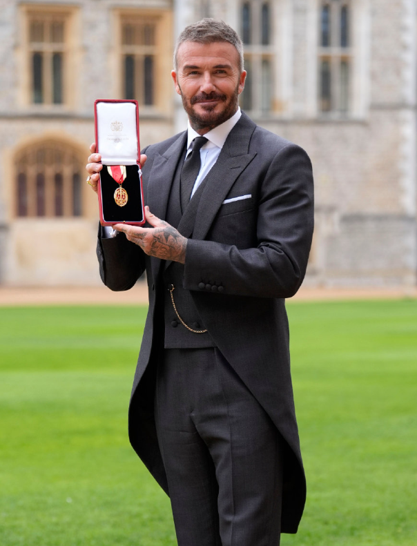 贝克汉姆正式封爵！成了“贝大人”！英国国王用剑在贝克汉姆的双肩点了点，单膝下