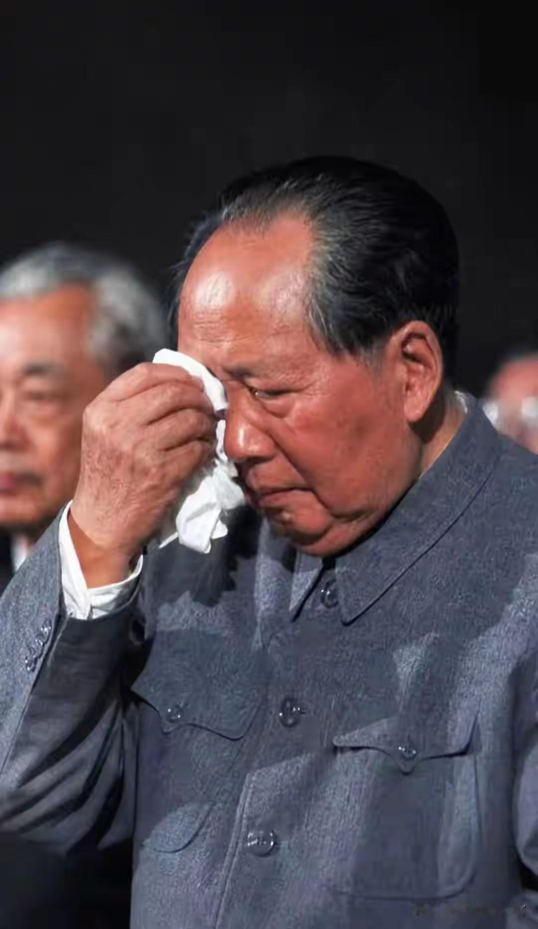 这张照片定格了晚年毛泽东同志动情落泪的瞬间。他一生意志坚韧，极少流露脆弱，泪水往