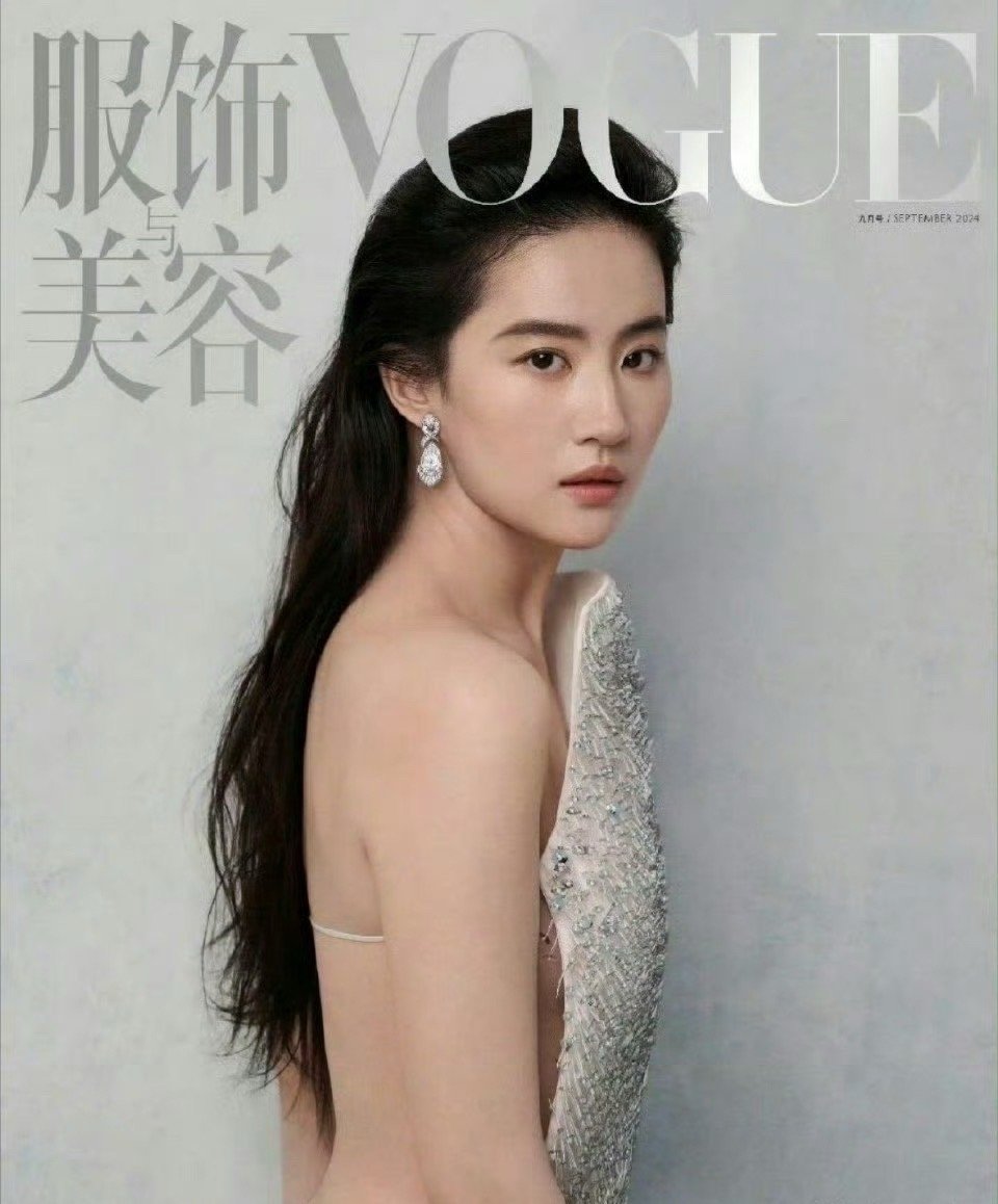 可能是我不懂时尚吧，刘亦菲这个衣服我是真看不来​​​