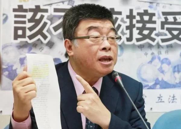 邱毅再度回应黄智贤:你曾经也说过，等到有一天那些人会连夜绣红旗！可是当有人高举