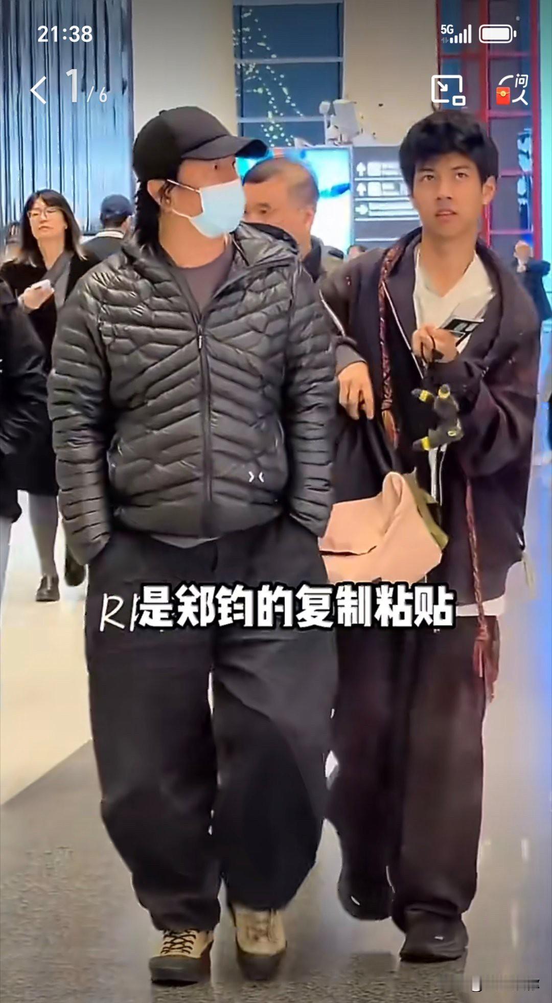 郑钧儿子Jagger的内八，哪是单纯的体态问题，分明是长期被父母束缚下的心理收缩