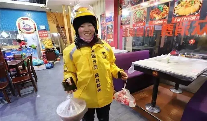 外卖女骑手激增：当“退路”变成“主路”，我们该警惕什么？这两年，街头出现了一个耐人寻味的变化：外卖骑
