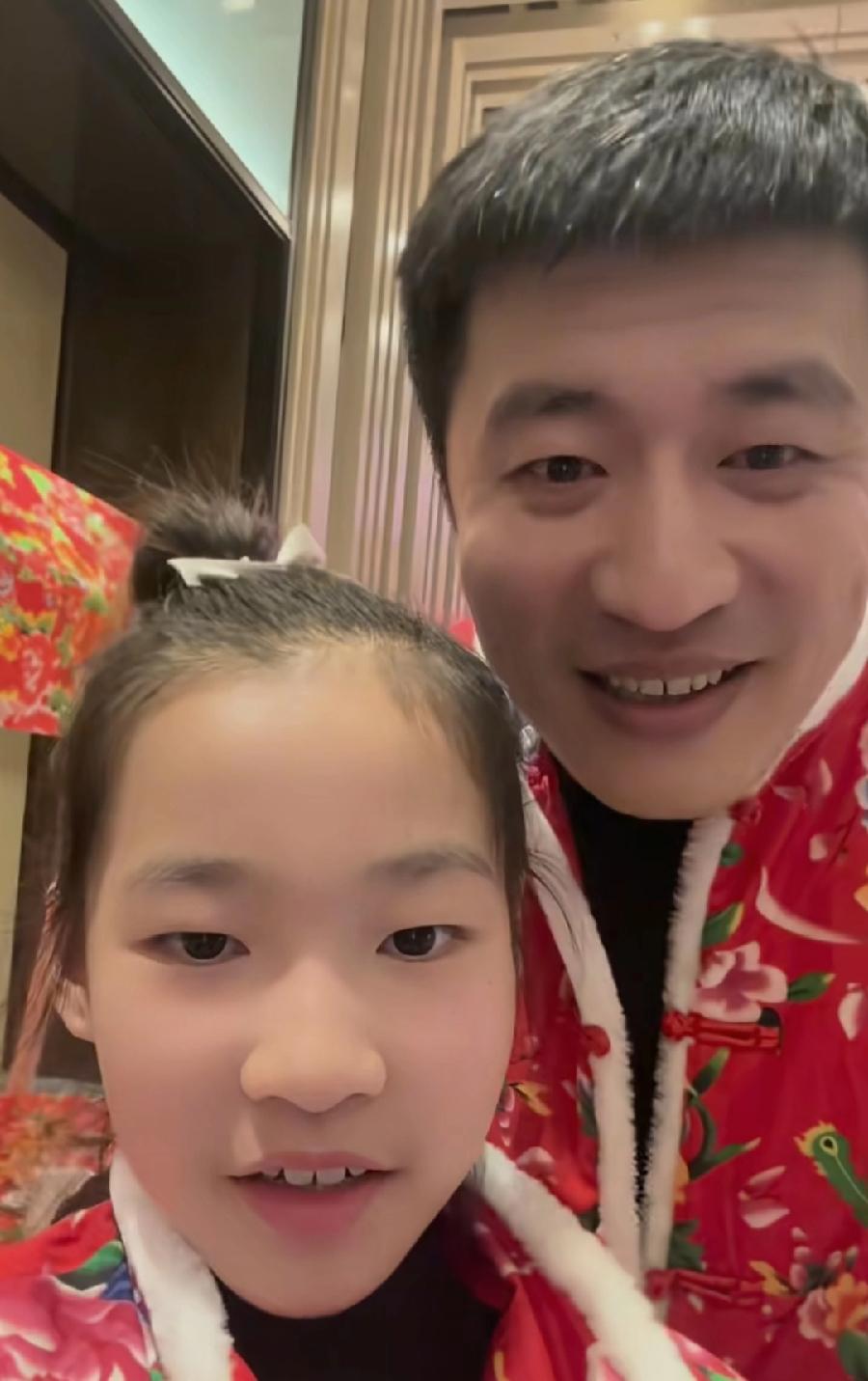 张雪峰去世，最伤心是她的女儿，再也没有爸爸去接她放学了，之前张雪峰多次被拍到，去