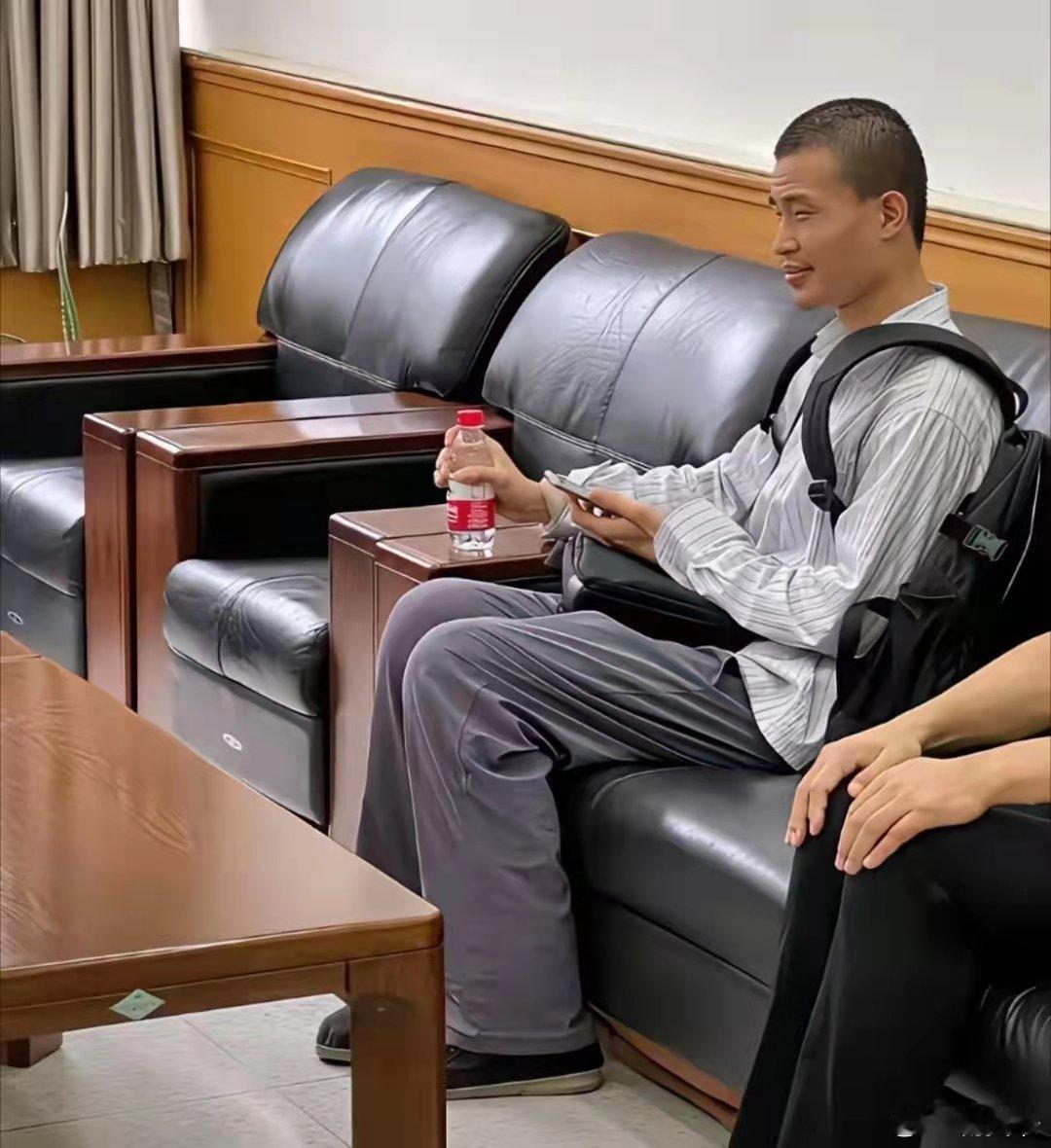 都说韦东奕只喝大瓶矿泉水，是因为他算出来这样的更有性价比，其实错了，他也喝小瓶矿