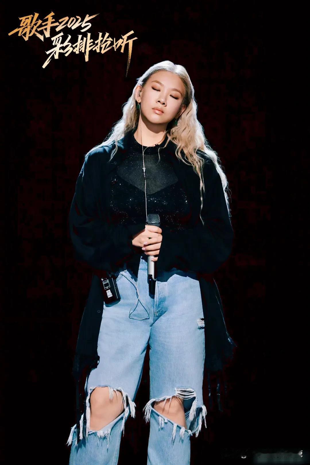 芒果卫视可真行啊！把郑欣宜请到了《歌手2025》的舞台，却在郑欣宜要上场前让她受