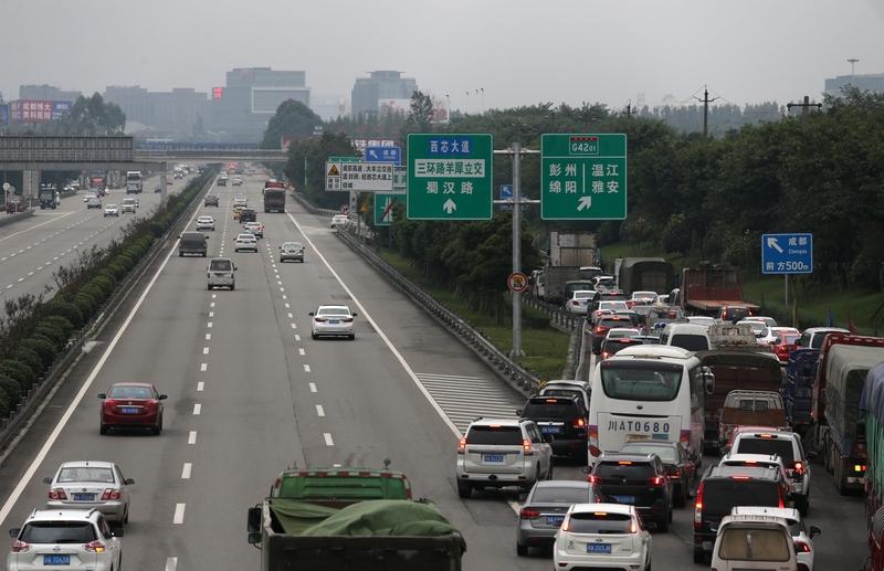 高速堵车，“大聪明”果断下国道绕行！结果笑翻全网，结局太真实高速堵成停车场