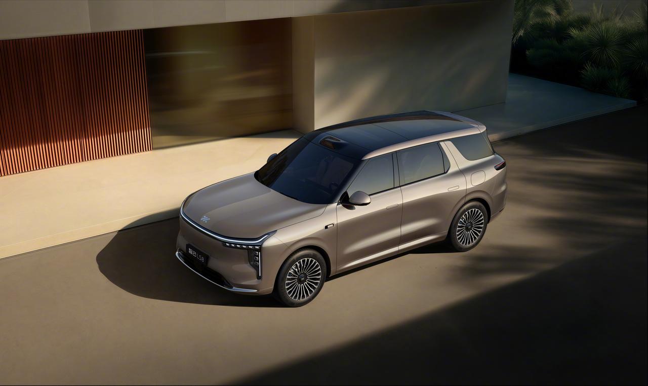 相比极氪8X之于9X的变化，智己LS8算是遗传LS9比较完整的了。只是C柱往后