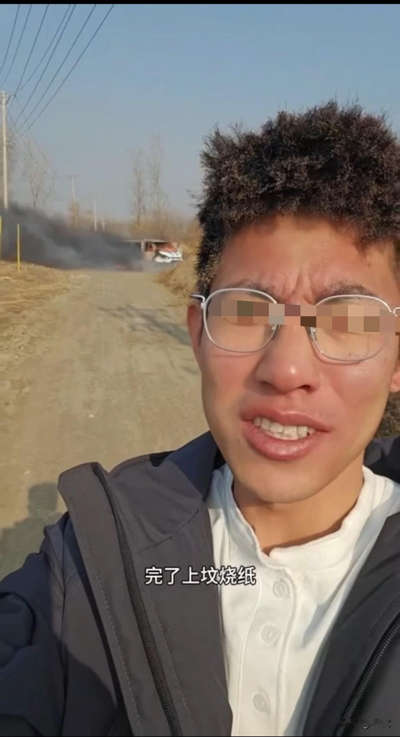 近日沈阳精神帅气小伙回老家上坟烧纸纪念老人因车距离坟地较近并且当日风速较大