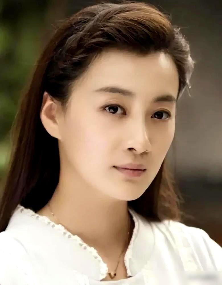 看着现在的徐梵溪，我真想隔空对她说声：恭喜脱离苦海。当年她把名字从“徐翠翠”改