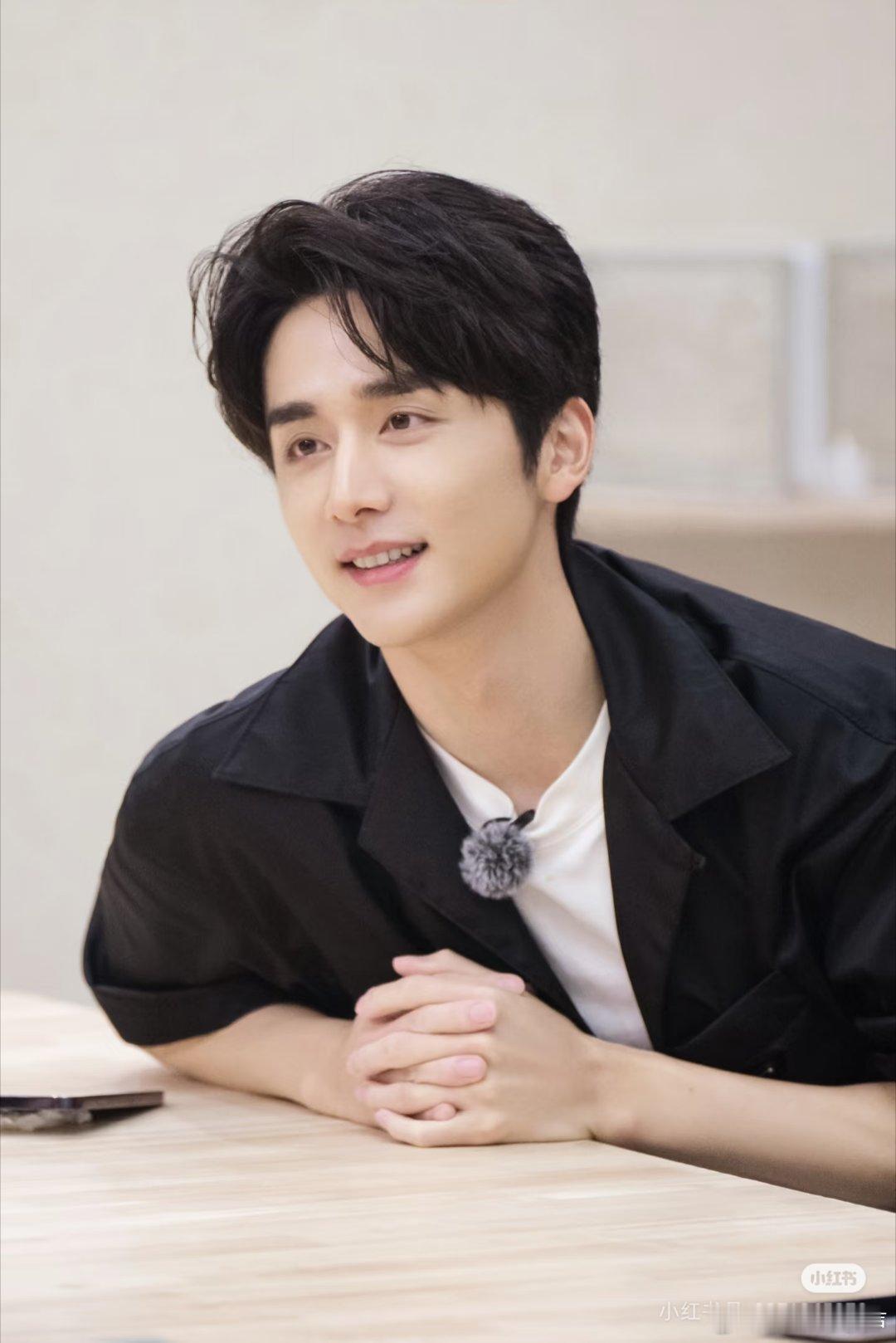 别人保温杯泡枸杞认真养生，张新成偏偏养冰，满满全是冰块，毫无偶像包袱，反差搞笑又