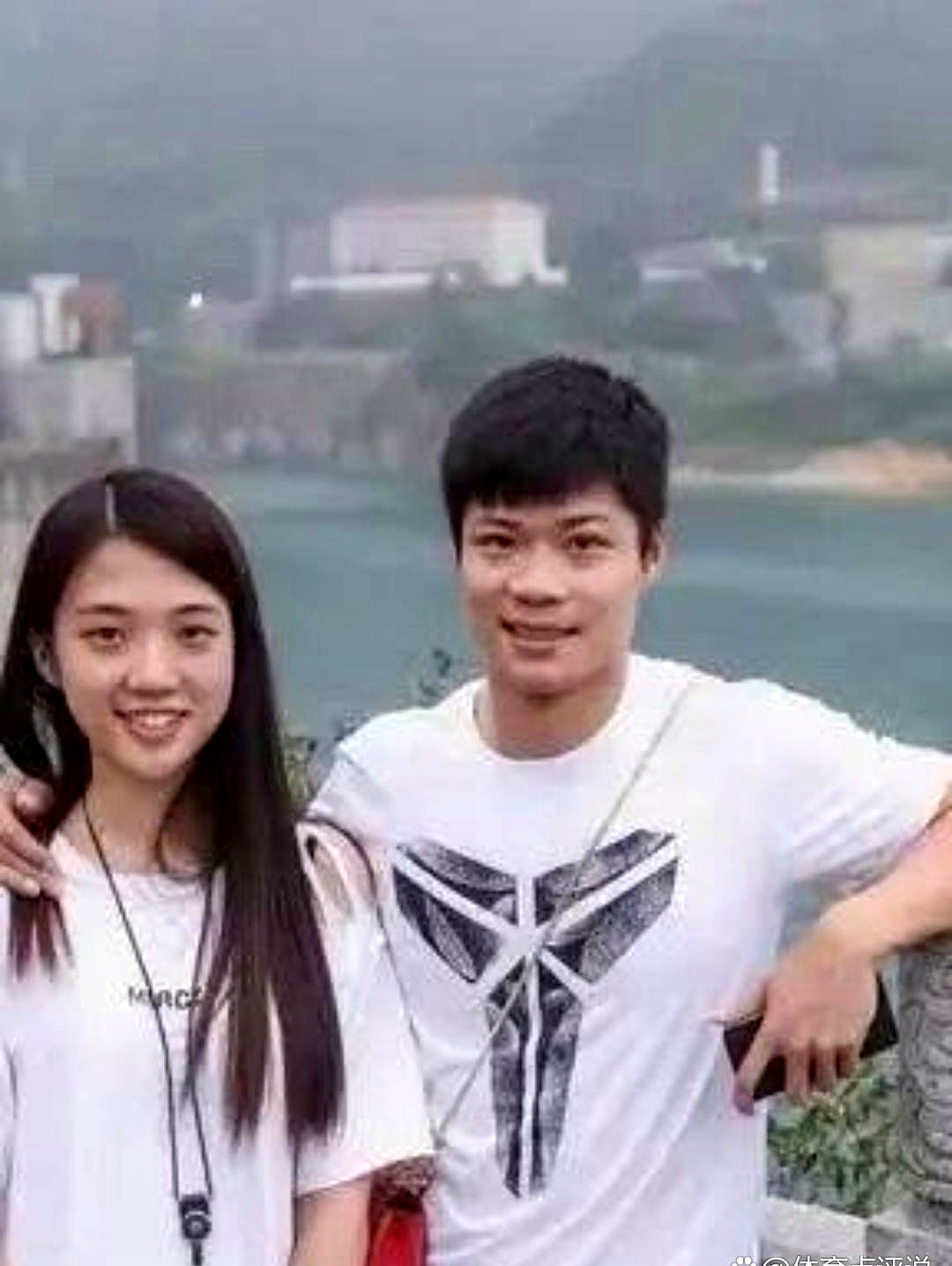 飞人苏炳添，赛场上破纪录，生活中也创造奇迹。和妻子是初中同学，青梅竹马修成正果，