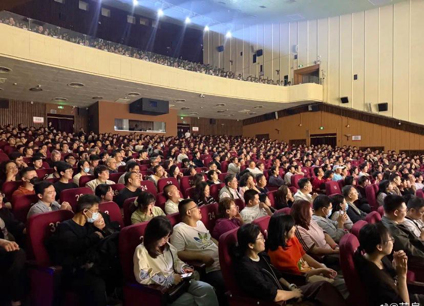 【为什么会拿岳云鹏来和苗阜来进行对比呢？】近日，相声演员岳云鹏和苗阜在同一天举