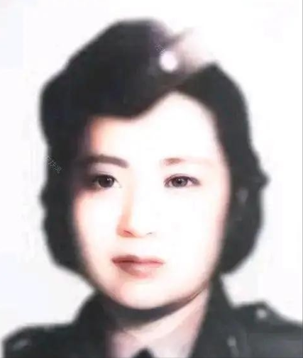 1951年，叶亚华在澳门街头要饭无果，无奈在牌子上写道：“我是抗日名将王铭章的遗