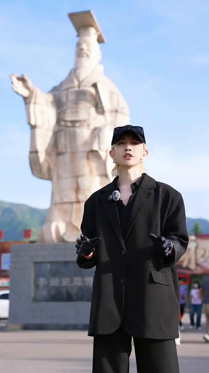 今天我们要还原兵马俑的颜色。我们可以看到这是一些出土的兵马俑的颜色，这是它的花纹
