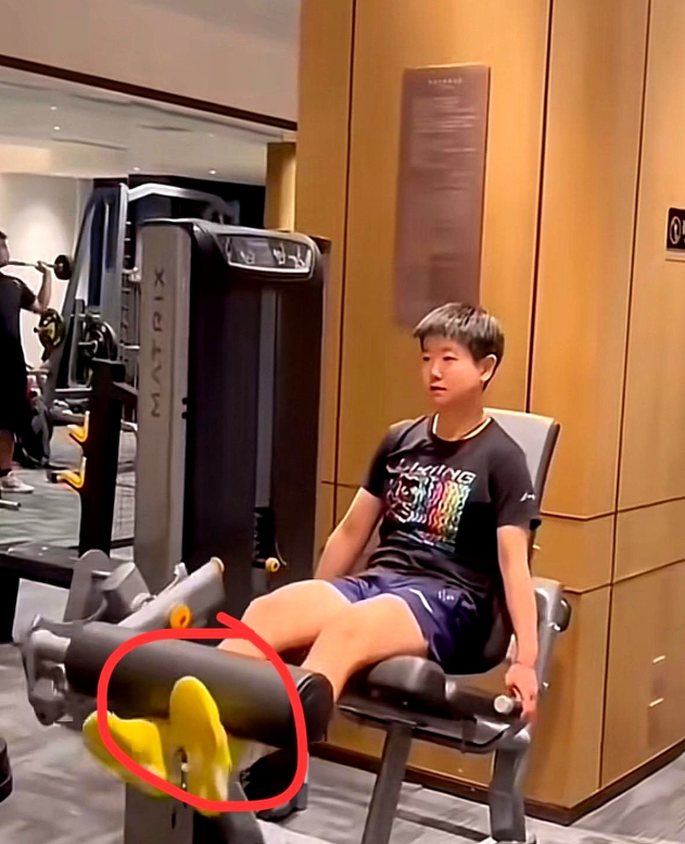 终于弄明白了为什么孙颖莎最近加练到深夜？原来体能教练王翔提到训练计划全部完成