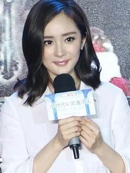 8月19日W年度盛典红毯候场时，辛芷蕾告诉杨幂自己正在追《生万物》，杨幂便现场出