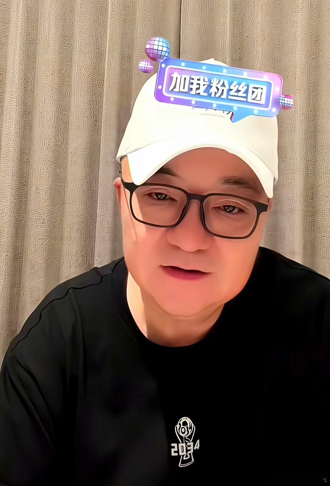 董路在直播里当场摔了帽子，怒怼挑事的网友：我不收孩子一分钱，办比赛不接广告，你让
