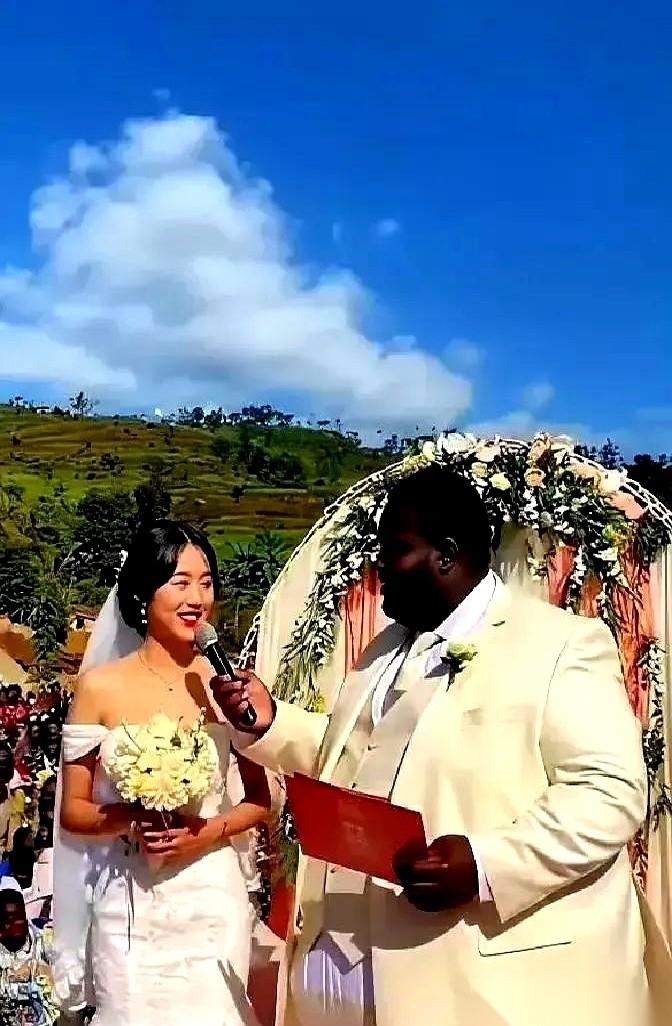 十几个小时的飞机，从上海飞到坦桑尼亚。她说去见“酋长之子”。结果，一部二手破