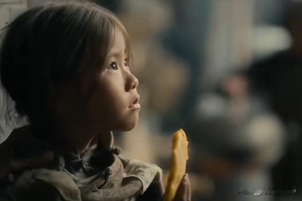 《八千里路云和月》大爷一个动作，就诠释了中国人的善良。万福在难民营找到太爷，