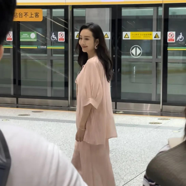 深圳地铁站遇到王鸥，电视上看她一般般，没想到本人很年轻特别美！