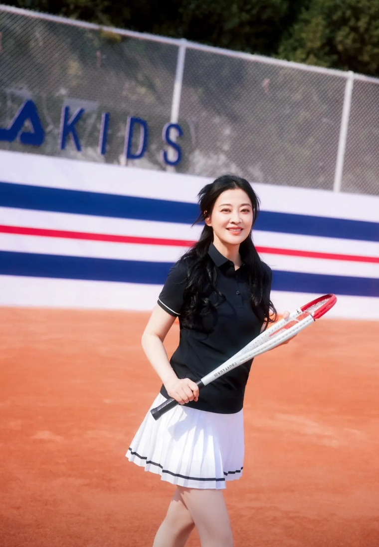 梅婷与8岁女儿快快穿着FILAKIDS苏珊同款网球裙，又美又优雅～女儿快快扎着