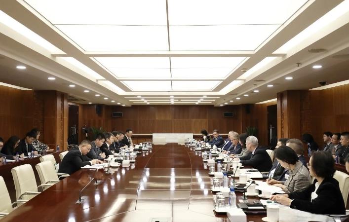 等急了，美国派人来华11月4日，李成钢国际贸易谈判代表兼副部长在北京会见美国