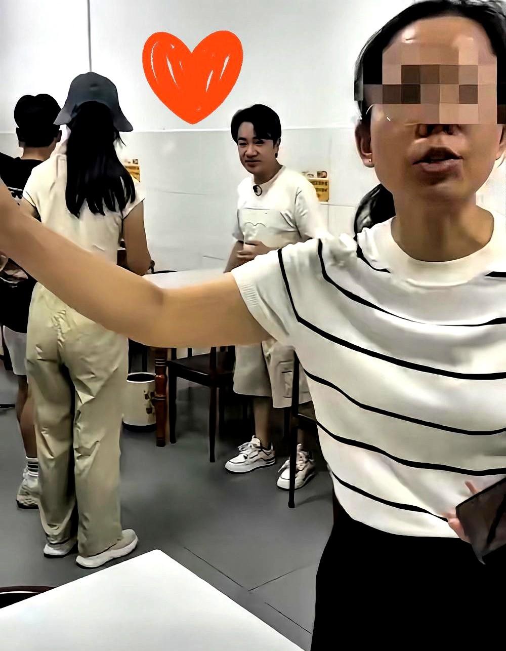 王祖蓝想吃碗粉，老板一句“先出去”，直接把泼天富贵推出门外。本想借明星光环火