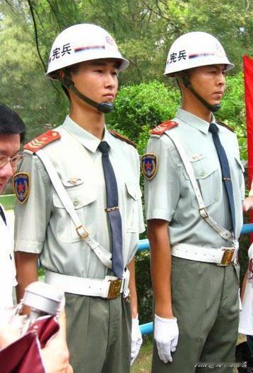 宪兵为何总是头戴钢盔？无论是在军事基地、交通要道，还是在大型活动安保现场，宪