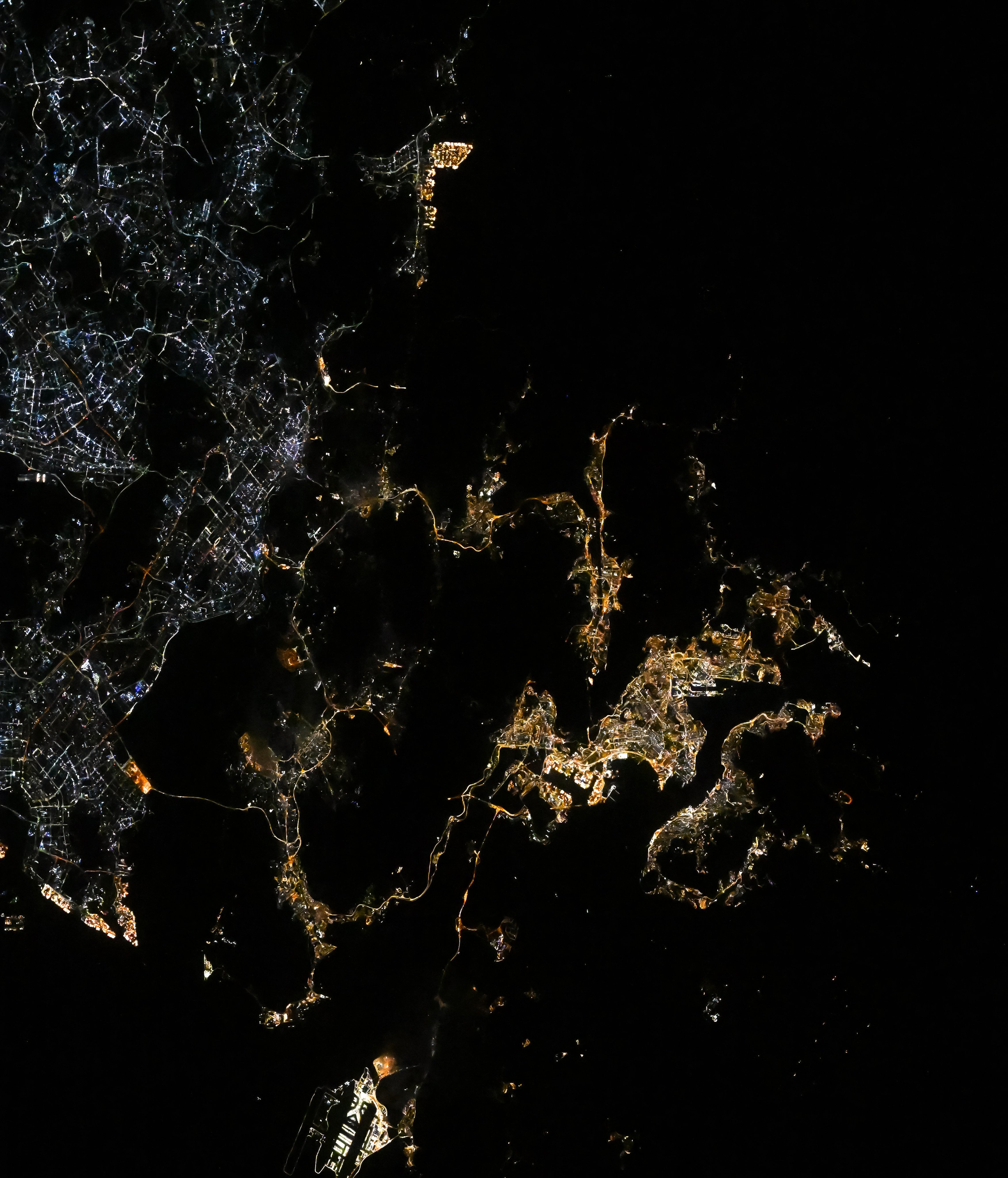 美国宇航员DonPettit发现，过去二十年内，全球的城市灯光，已经基本从钠蒸